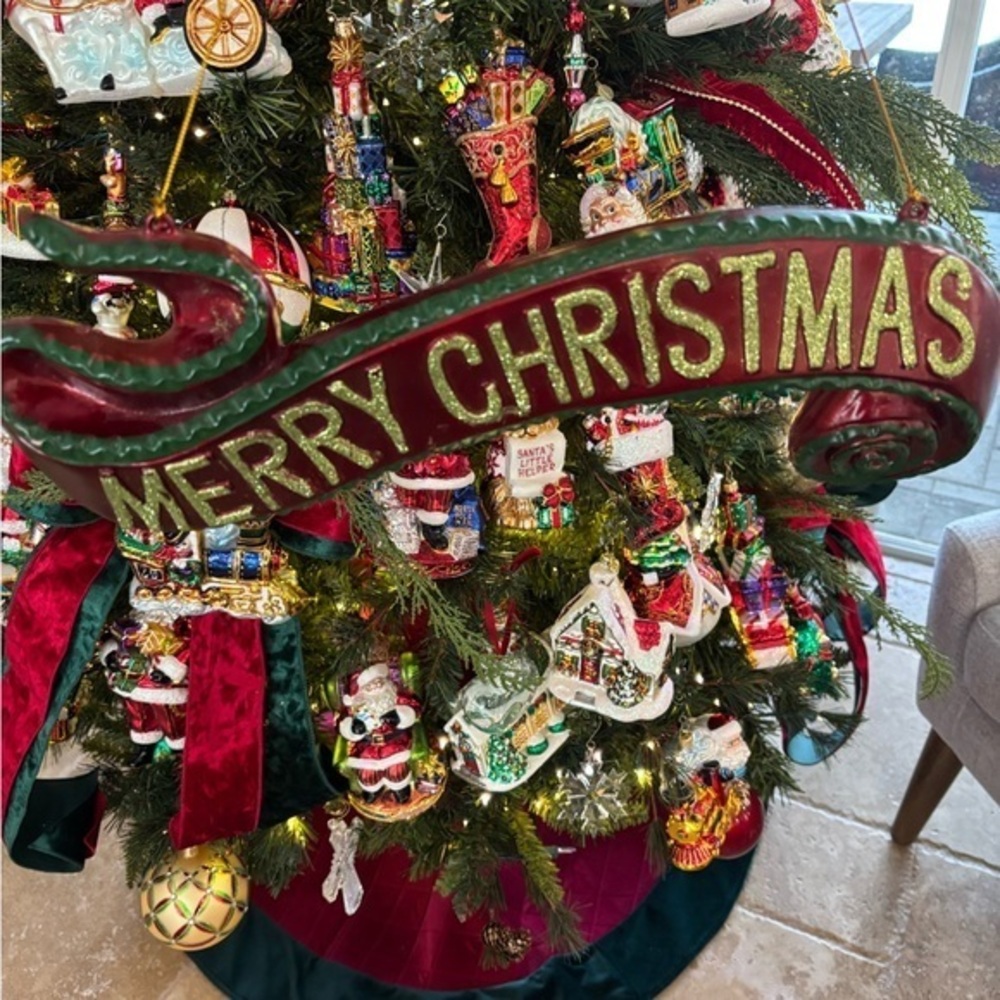 Merry Christmas scroll‎ sign/ornament.